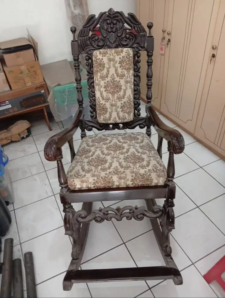 Kursi goyang ukiran antik
