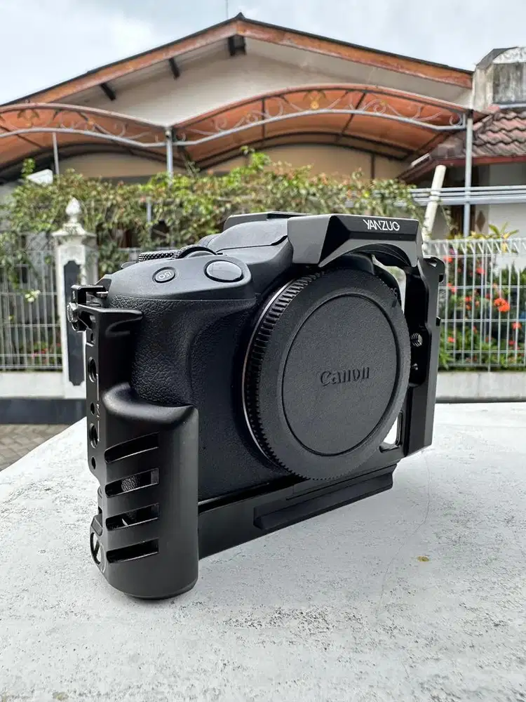 Canon Eos r50 BO + Cage Like New
