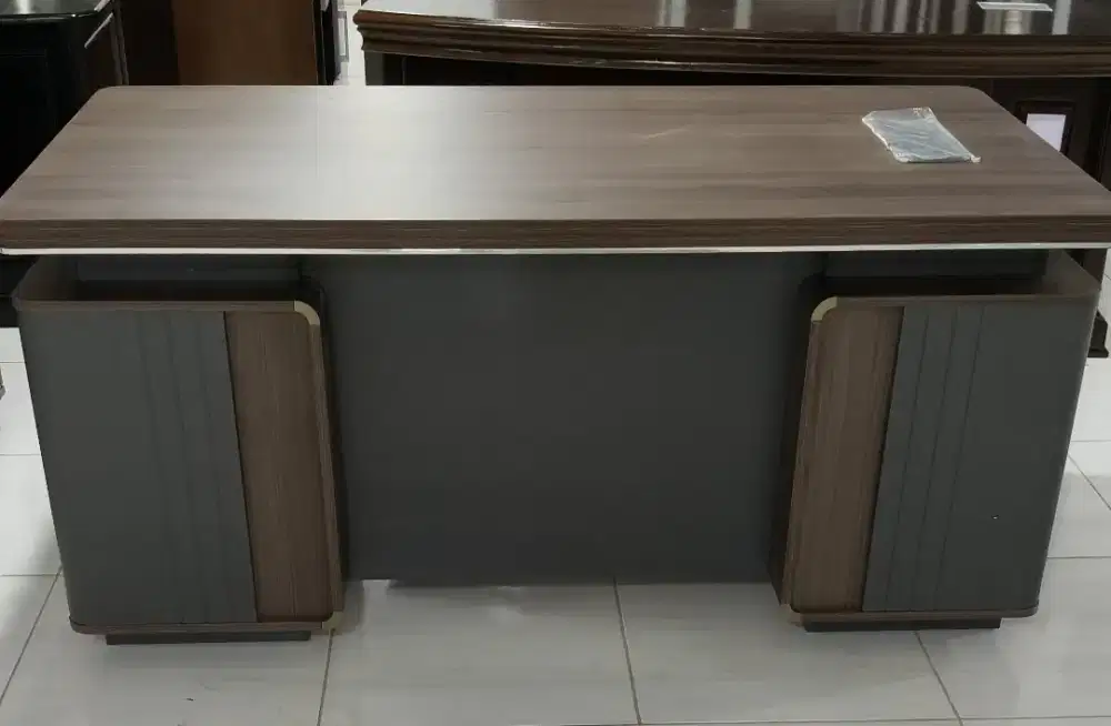 Meja, direktur eksekutif baru