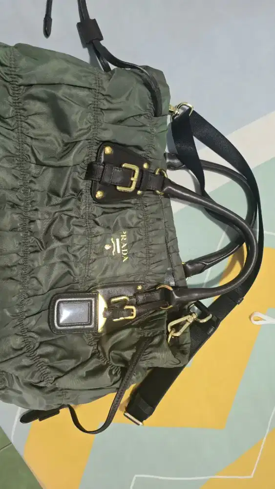 Tas Prada hitam dan hijau