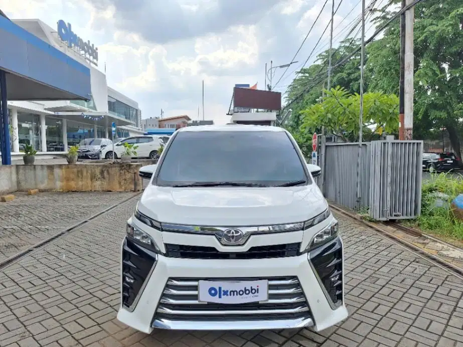 DP MURAH Toyota Voxy 2.0 Bensin-AT 2018 Putih CCOYB