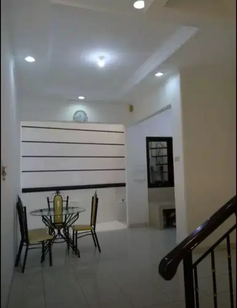 Sewa Rumah Impian: 2 Lantai, Rapi, Bebas Banjir, Jalan Lebar di Jakart