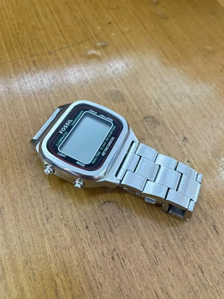 Jam Tangan Merk Fossil Kondisi Masih Bagus dan Masih Bergaransi