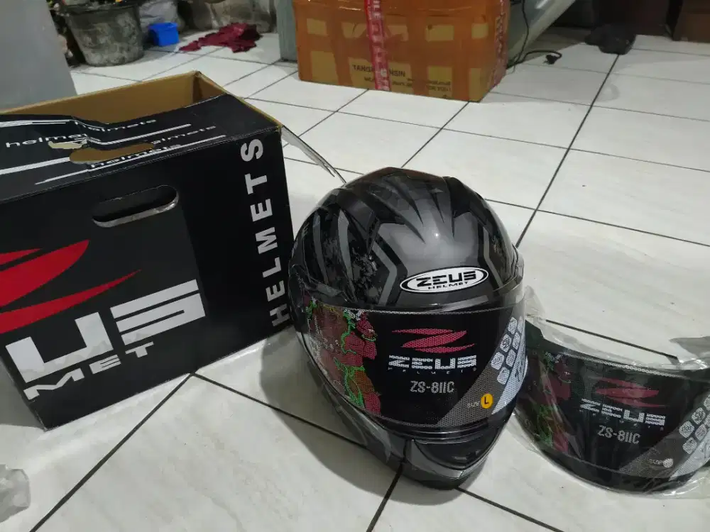 Helm Zeus warna hitam cobra