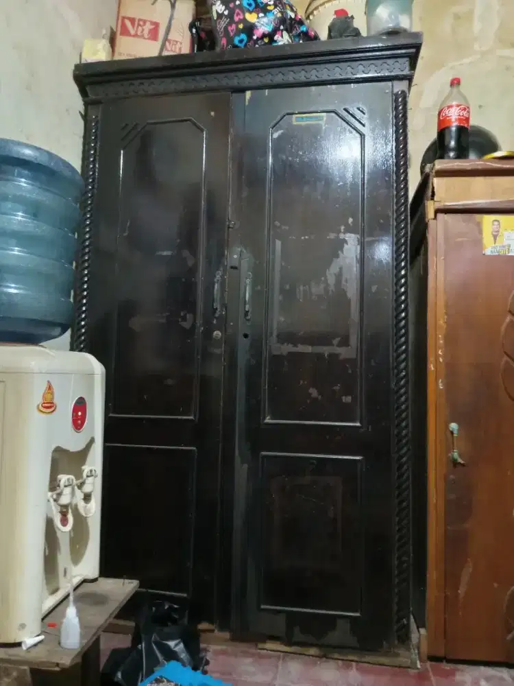 Lemari pakaian kayu