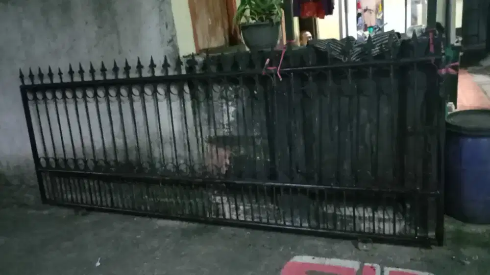 Pintu Pagar dorong atau pagar gerbang