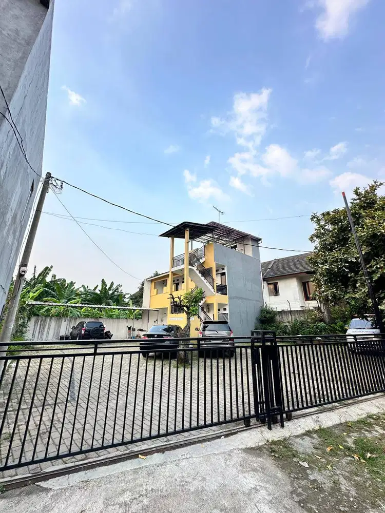 Kost Strategis dan Nyaman di Bekasi dgn are parkir mobil luas