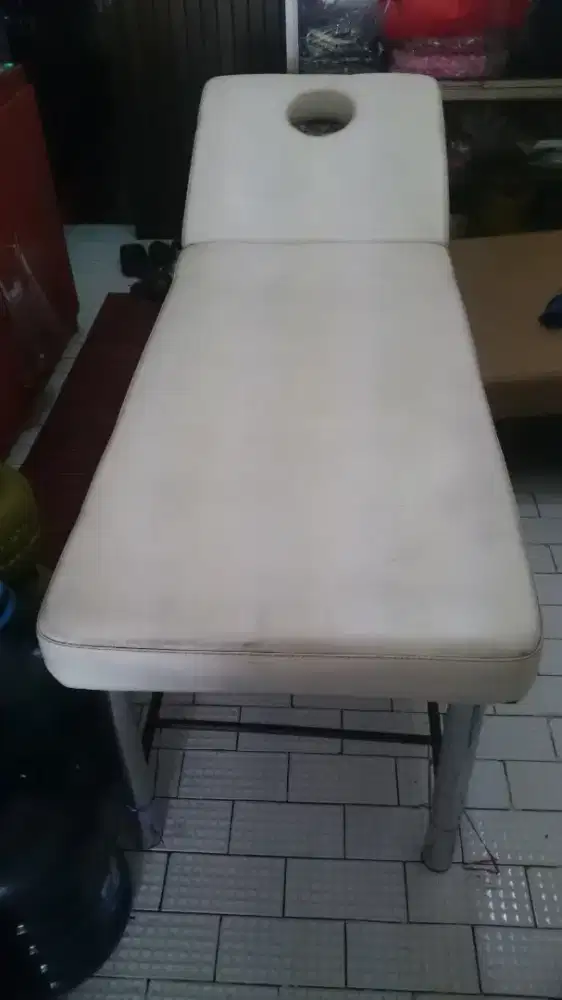 Tempat tidur masage atau facial