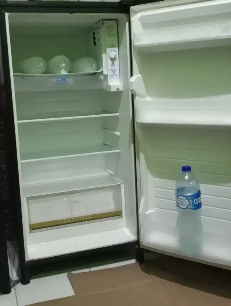 Kulkas Aqua masih beku dan dingin