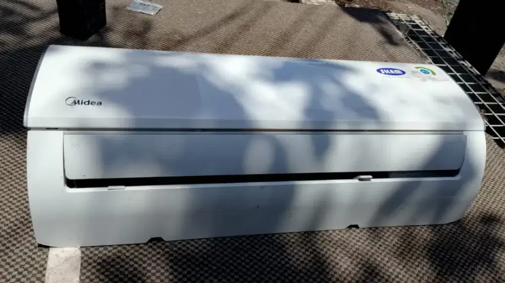 Indor ac merk midea lengkap dengan remot control