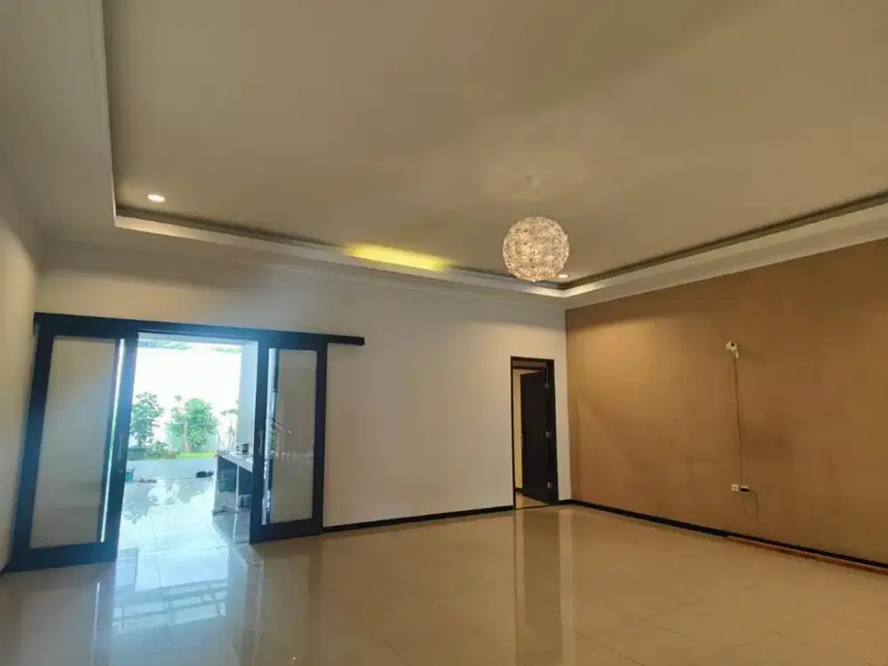 Disewakan Rumah Istana Luas di Mekarwangi