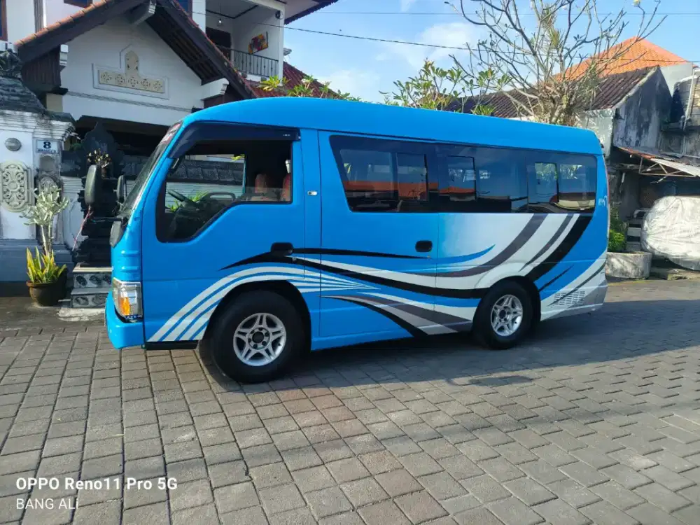 Isuzu Elf NHR 12 seat