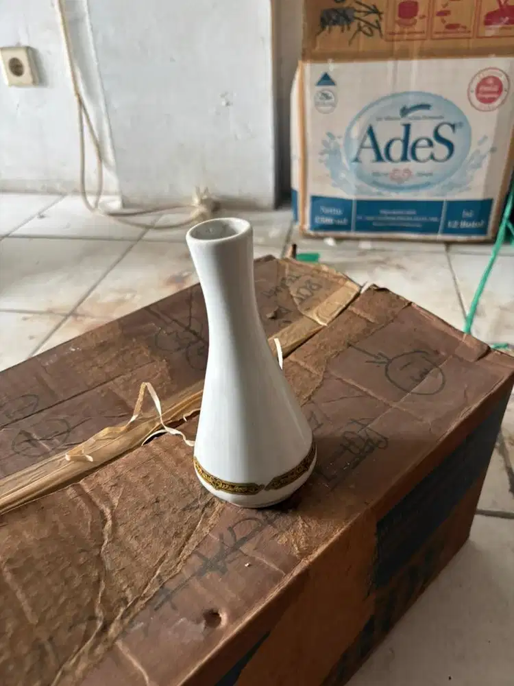 Vas  keramik buatan cina