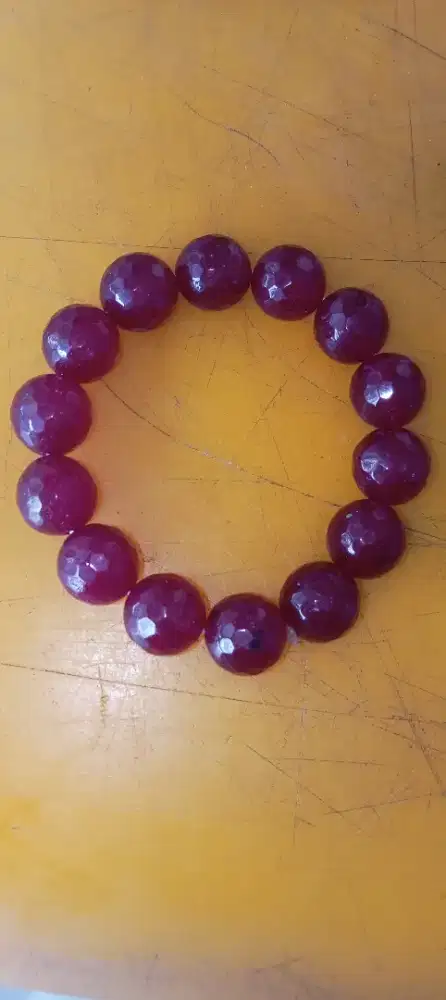 Gelang batu Ruby
