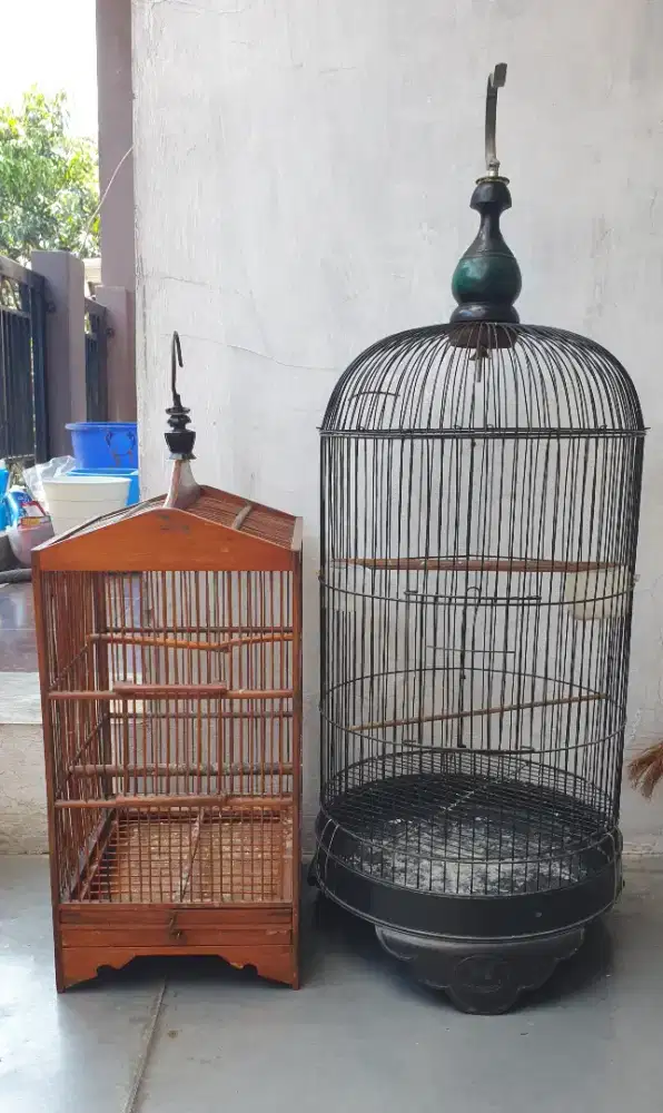 Sangkar besi bulat dan sangkar kotak burung kecil