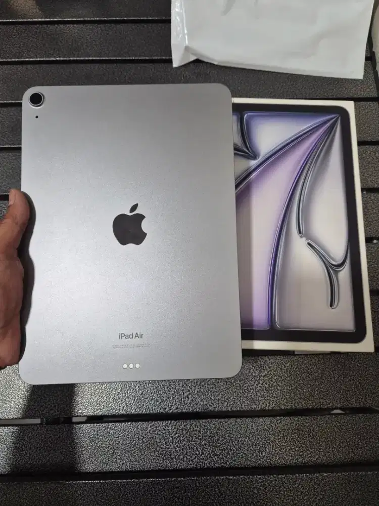iPad Air M2 11 128gb WiFi only space gray like new