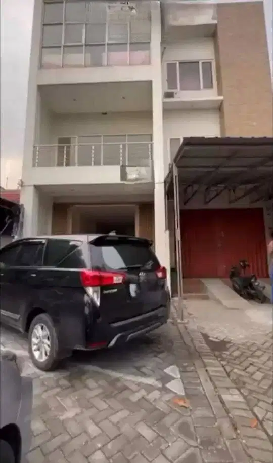 Disewakan Ruko 3 lantai  Di raya Merr Strategis cocok unt usaha