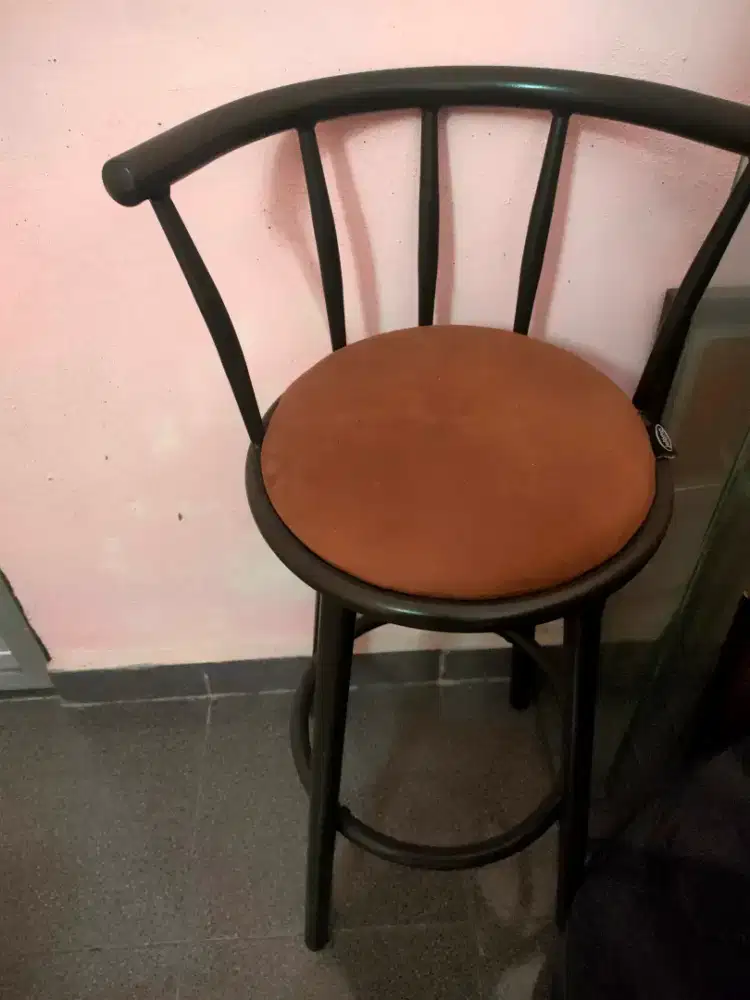 2 buah Kursi mini bar masih sangat bagus