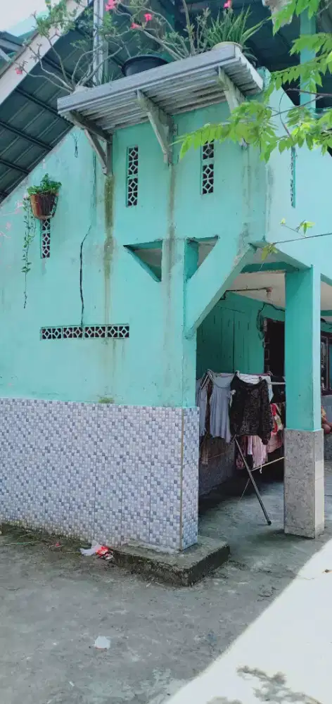 Rumah ber bentuk bedeng 8 pintu