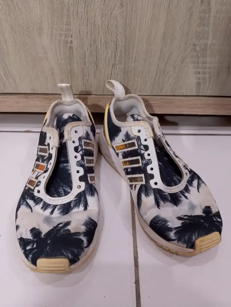 Sneakers wanita Adidas