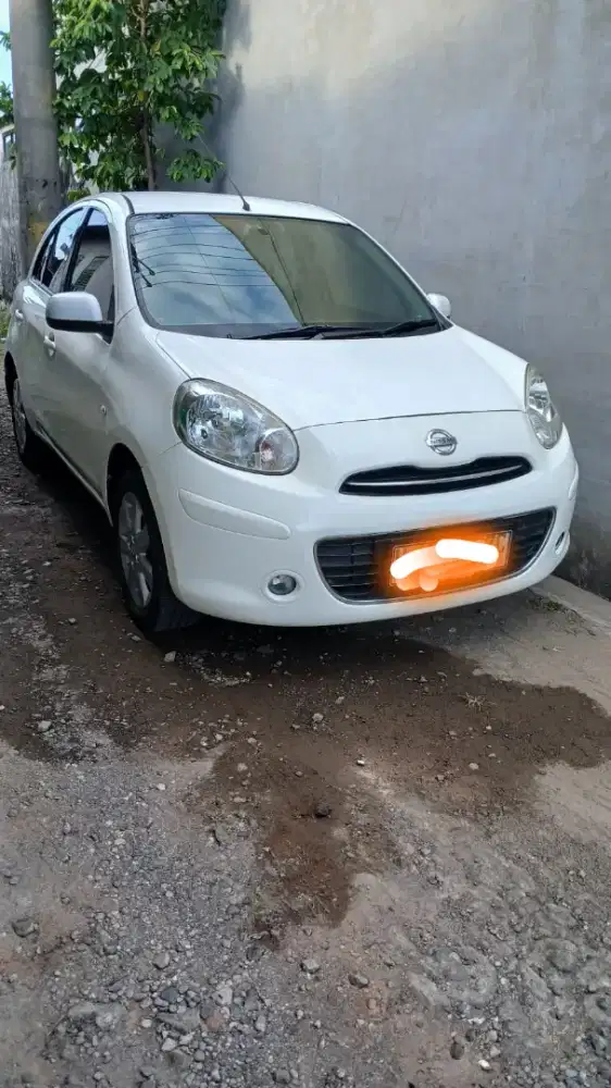 Mobil nissan march 2013 mulus