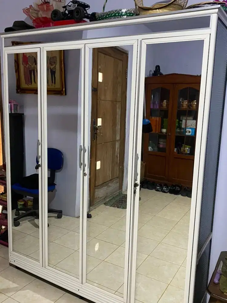 Dijual lemari full kaca 4 pintu/lemari/aluminium/kaca tebal