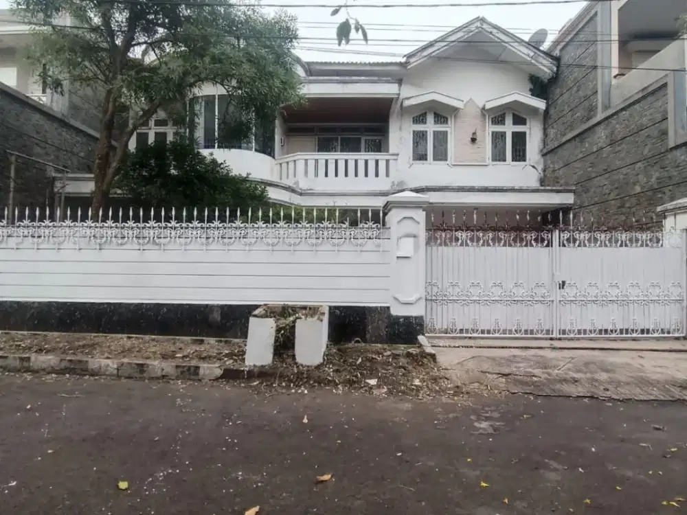 Rumah Luas Semifurnish Kris Kencana dekat Mayjend Sungkono Strategis