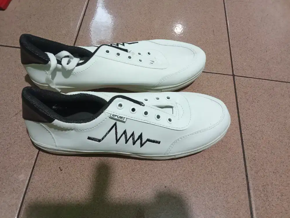 Sepatu casual bahan anti air