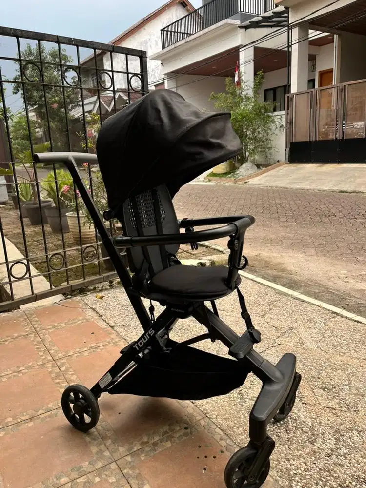Kereta Bayi Chris & Olins Tours W1