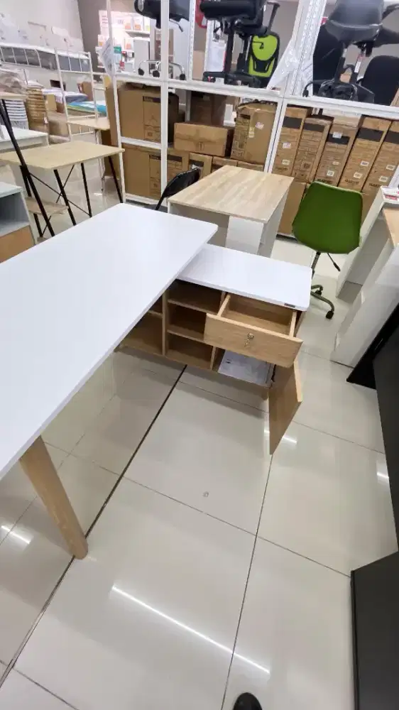 Meja kerja elegan