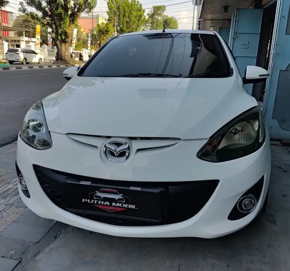 Mazda 2 HB 1.5 AT 2012 Putih Metalik