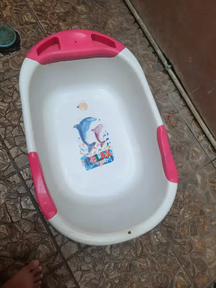 Bak mandi bayi warna pink