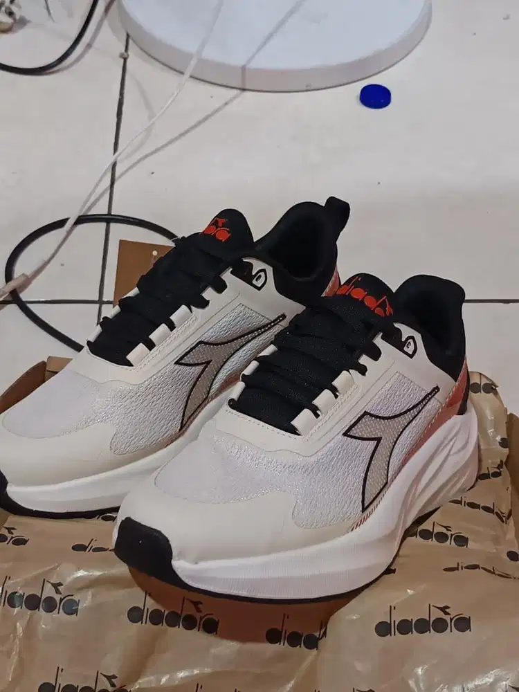 SEPATU LARI DIADORA