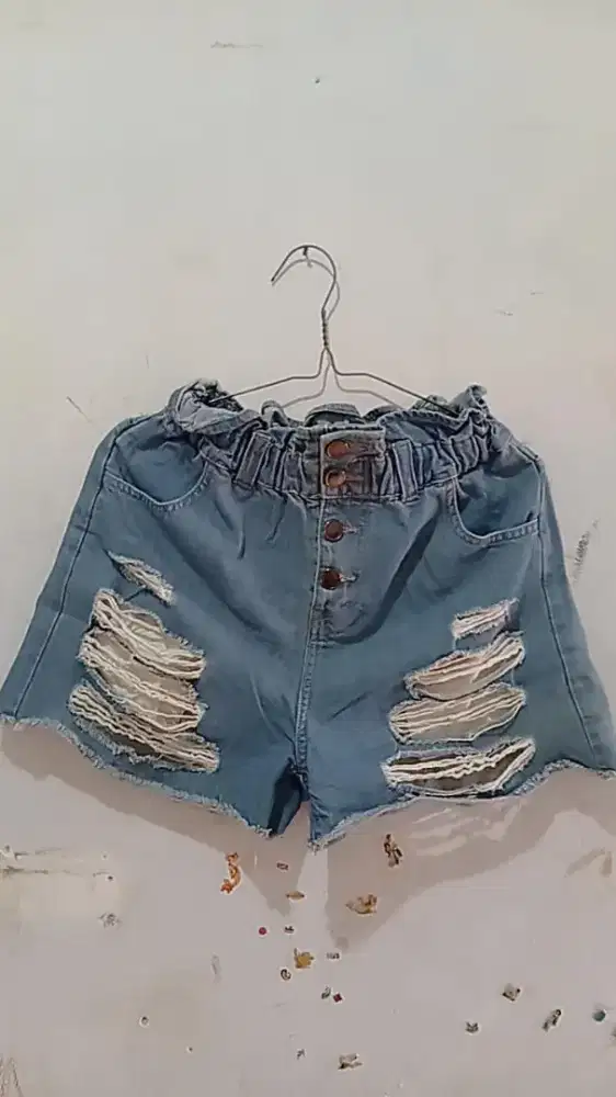 Celana pendek denim highwaist robek
