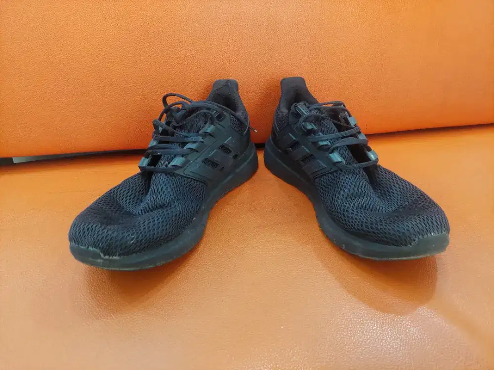 Sepatu Adidas Hitam ukuran 43 bekas