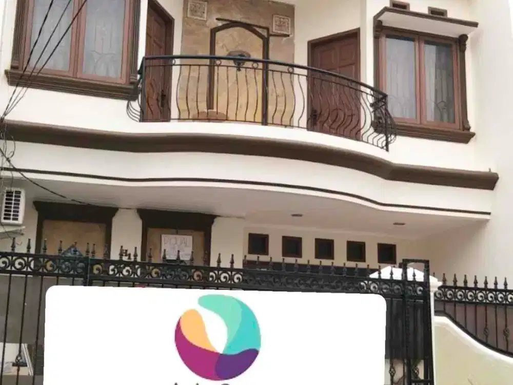 Di jual rumah dua lantai harga 3 M an bebas banjir 4 kamar tidur hadap selatan luas 119 m2 7X17 di sunter jaya Jakarta Utara