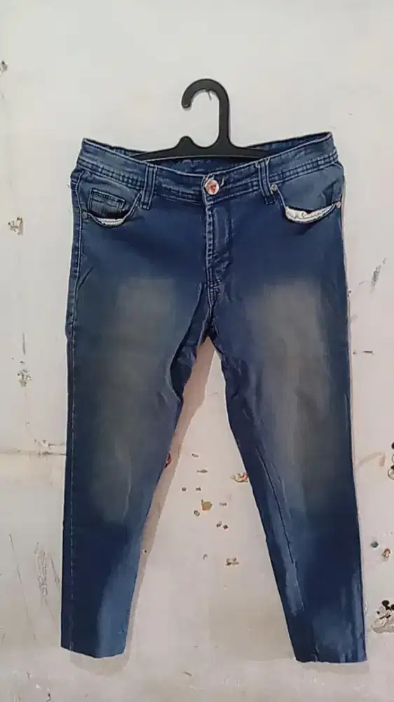 Celana jeans berwarna biru