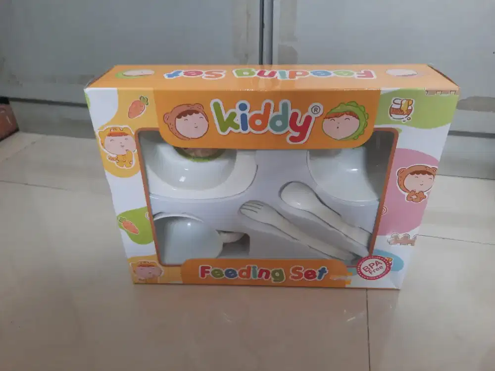 1 set tempat makan anak