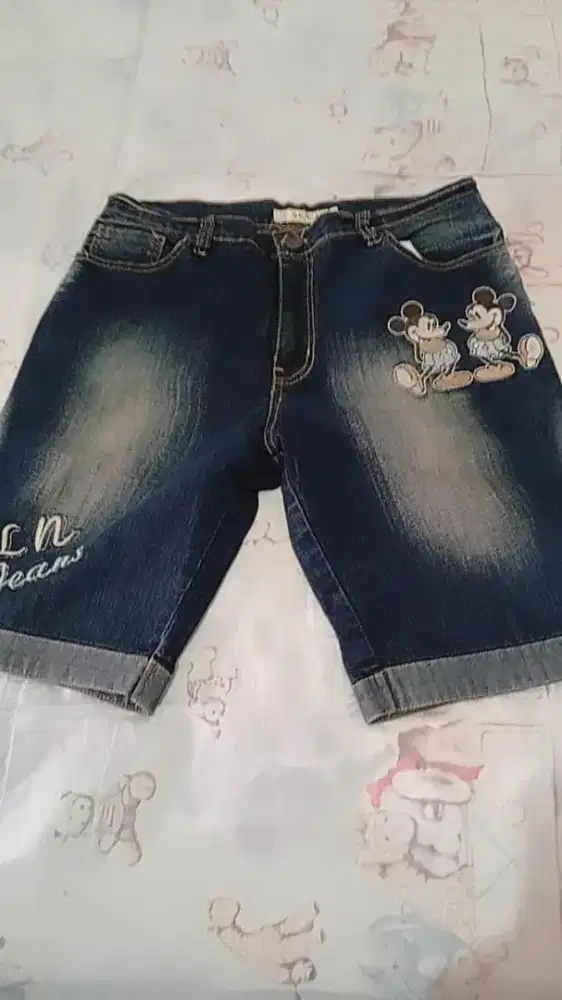 Celana jeans pendek dengan aplikasi mickey mouse