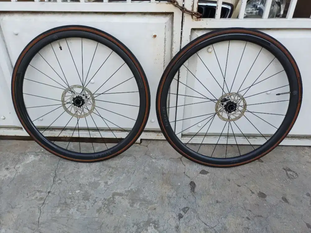 Dijual Wheelset Carbon disc
Brand black inc thirty profil 30 carbon