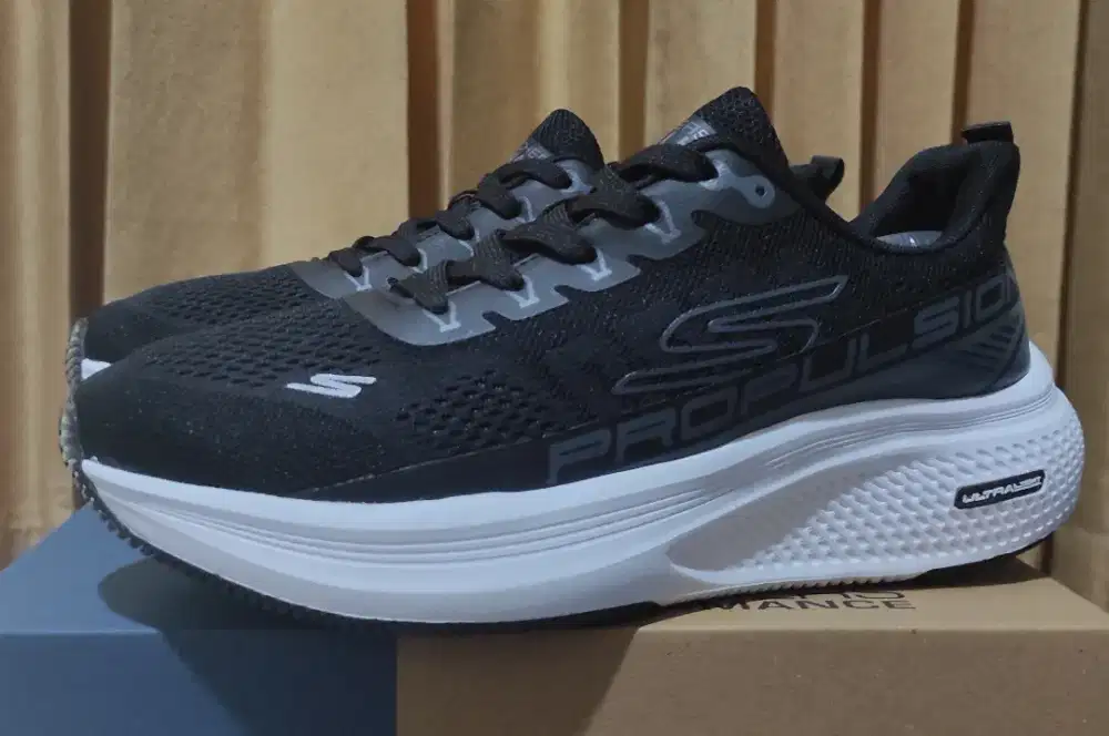 Skechers Max cushion slip-in size 43