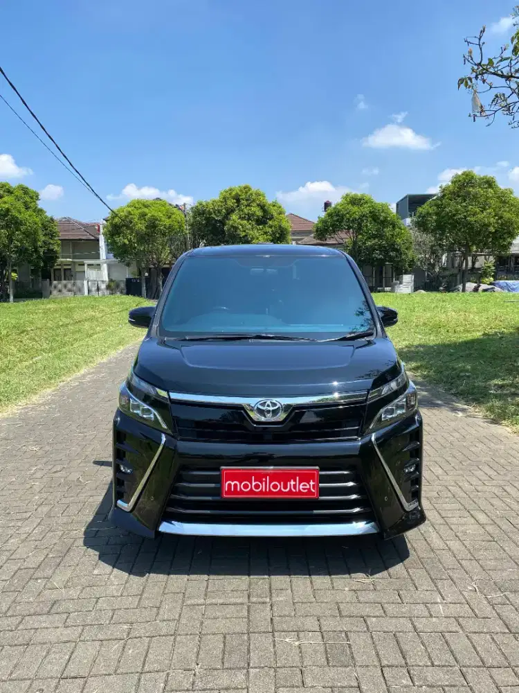 *TOYOTA VOXY 2.0 AT 2019