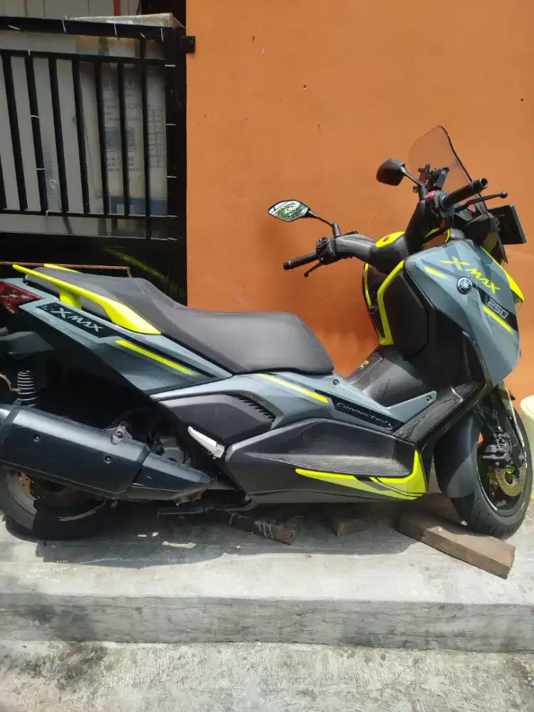 Yamaha Xmax Connected 2024 Yellow