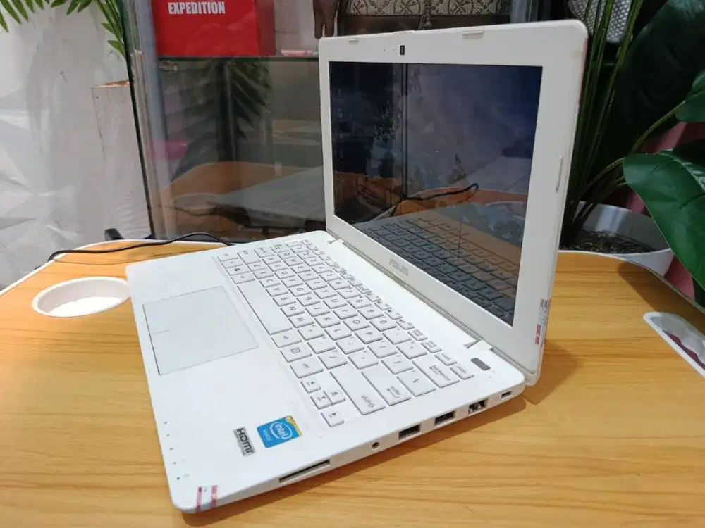 Laptop Asus X200M  Processor Intel Celeron CPU  N2840 2.2 GHz Ram 2 GB