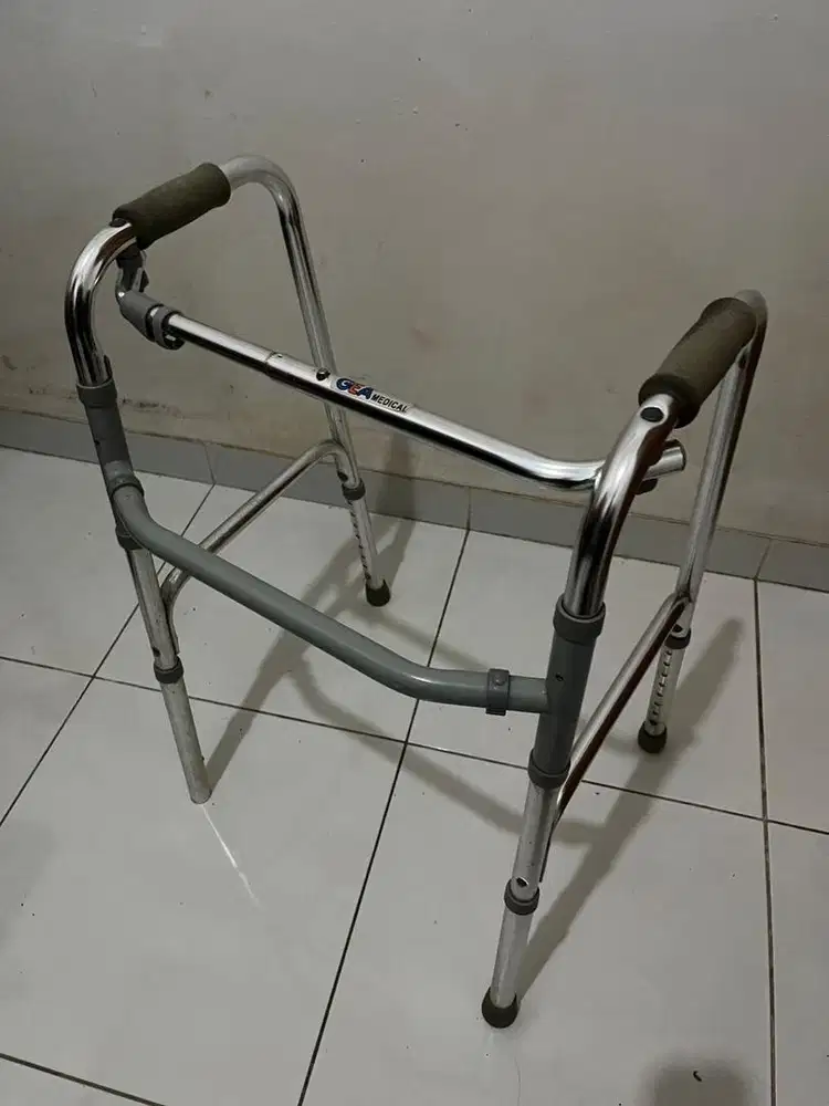 Walker // Kurk // Alat bantu jalan (Lansia)