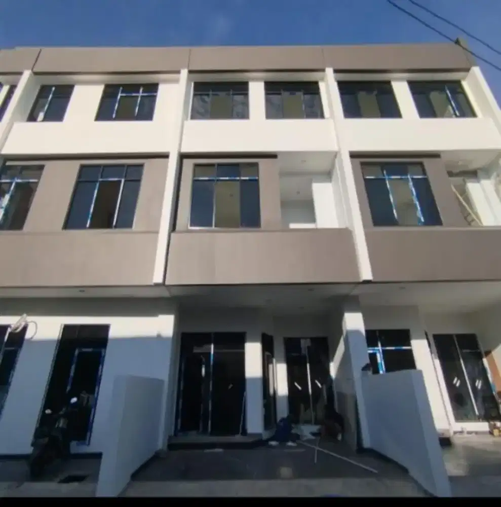 Rumah Baru 3 Lantai di Jln Kran V Kemayoran Jakarta Pusat