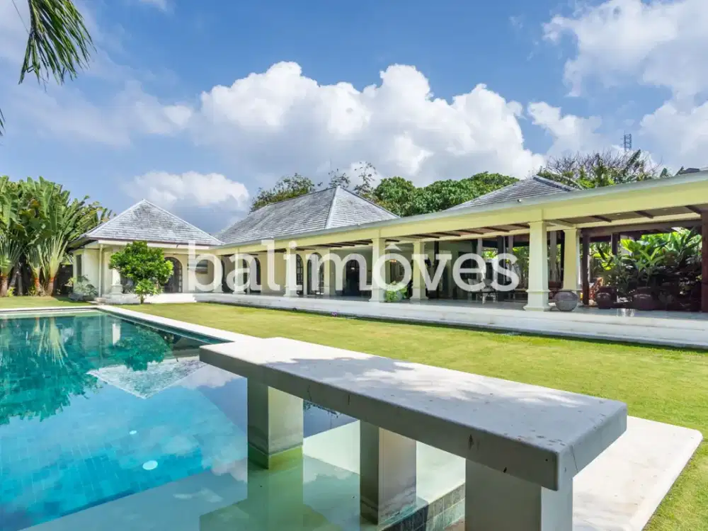 Villa Lima Kamar Tidur yang Megah Dijual Hak Milik di Tepi Pantai Ketewel