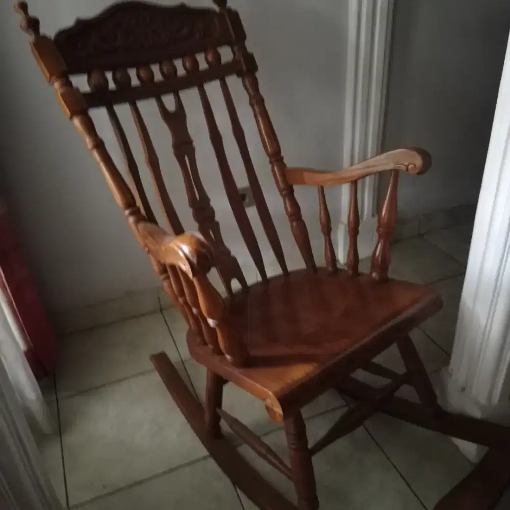 Kursi goyang kayu bekas vernished