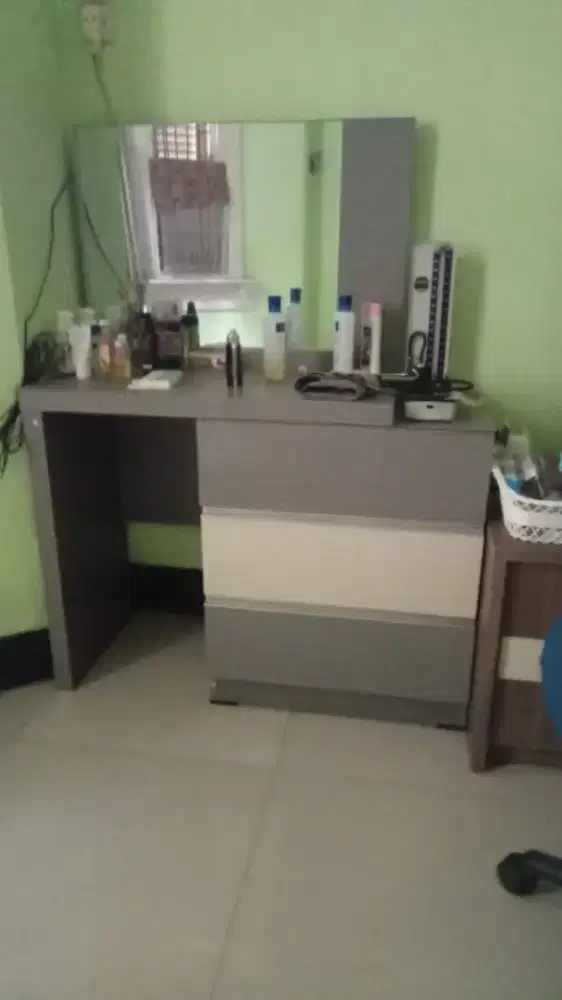 Meja rias kondisi bagus