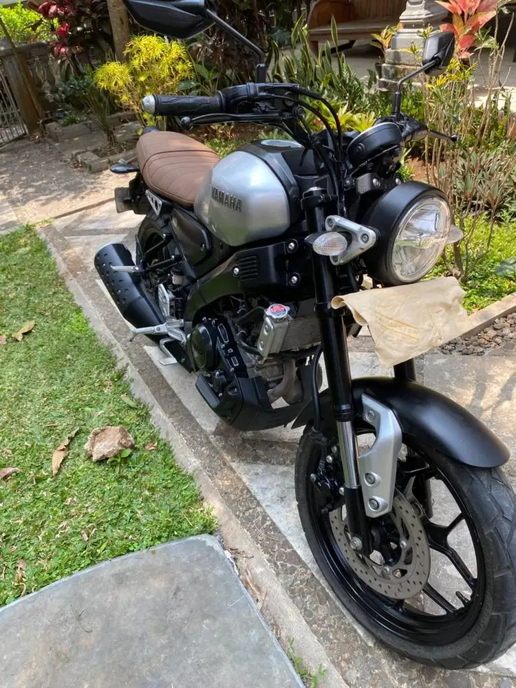 YAMAHA XSR 155 silver